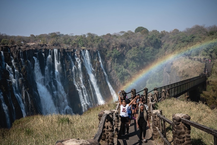 8月21日，游客在贊比亞觀賞維多利亞瀑布景色。