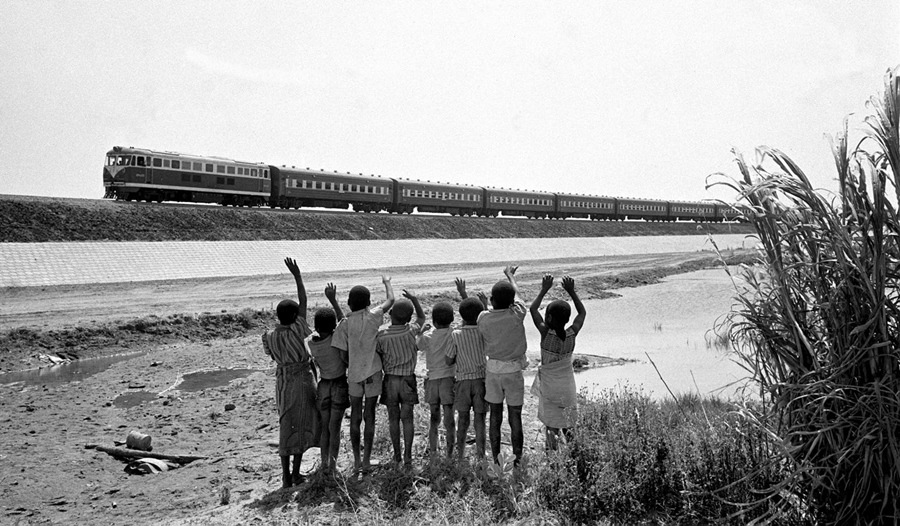 贊比亞魯西瓦西湖畔的少年兒童歡迎坦贊鐵路的列車通到他們的家鄉(xiāng)（1976年攝）。