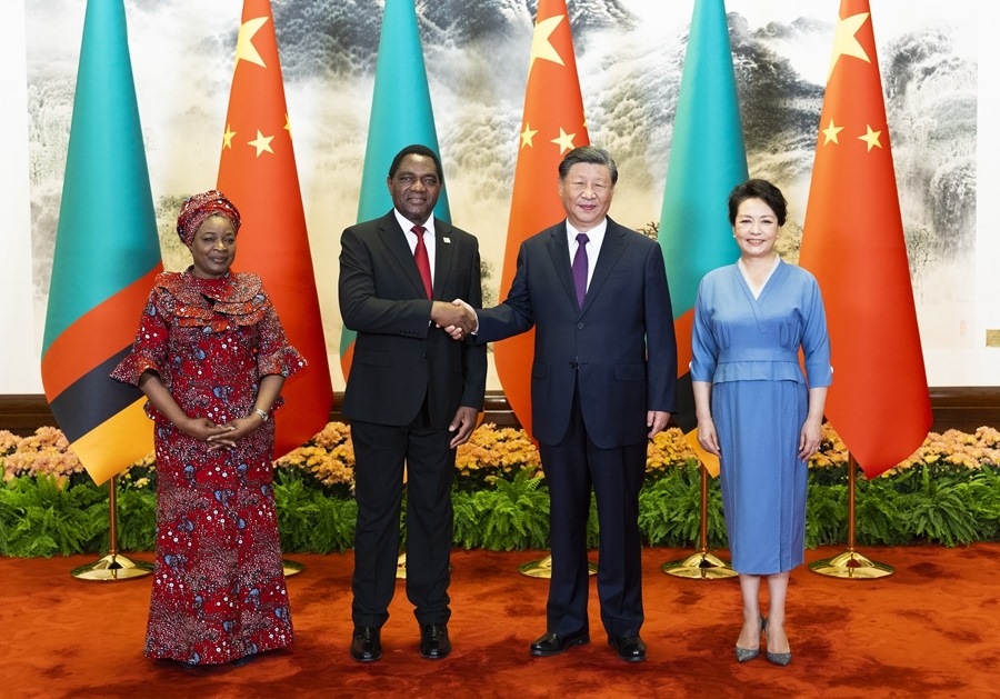 這是會(huì)談前，習(xí)近平主席和夫人彭麗媛同希奇萊馬總統(tǒng)和夫人穆廷塔合影。