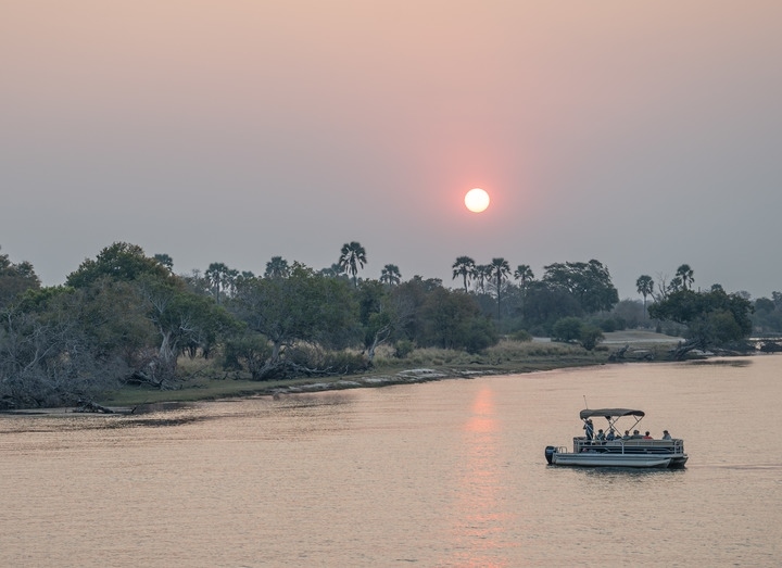 8月23日，在贊比亞拍攝的贊比西河上的游船。