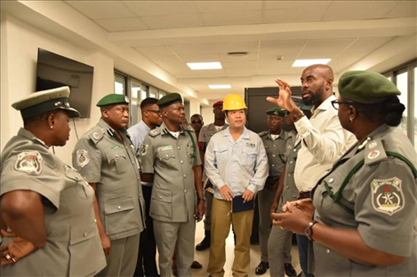 萊基港員工向海關(guān)工作人員講解掃描儀使用方法。受訪者供圖