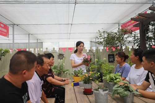 李敏向村民講授花木直播經驗。受訪者供圖