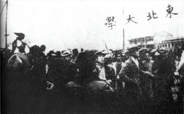 △東北大學(xué)學(xué)生走在一二·九請?jiān)赣涡嘘?duì)伍最前列。