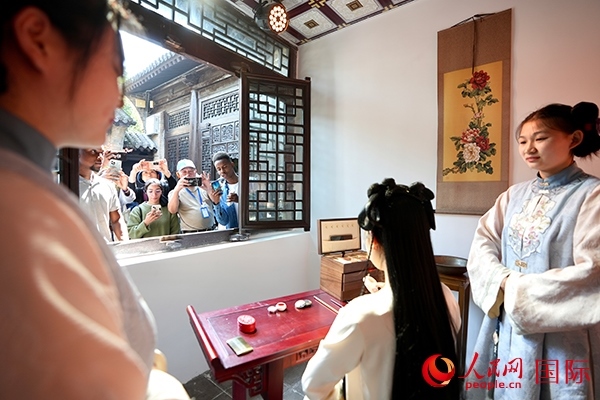 選手們觀看表演。人民網(wǎng) 盧鵬宇攝