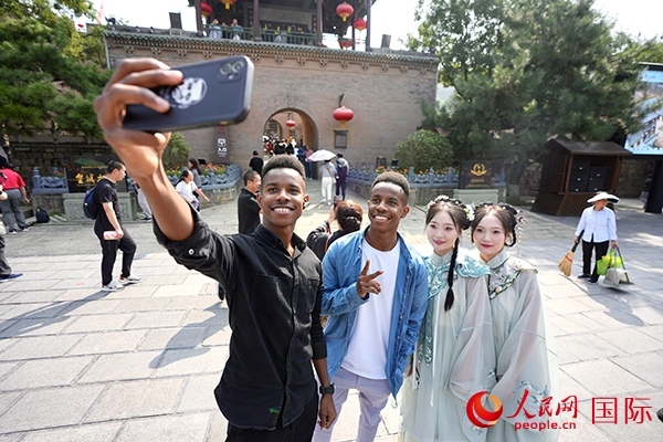 兩對雙胞胎偶遇合影。人民網(wǎng) 盧鵬宇攝