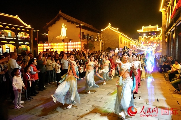 古城巡游隊伍。人民網 盧鵬宇攝