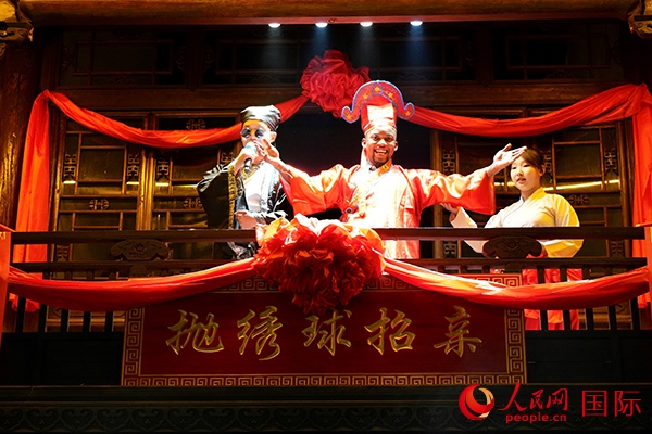 拋繡球。人民網 盧鵬宇攝