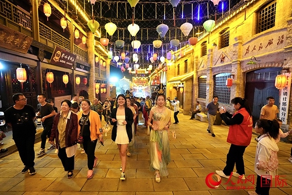 選手體驗古城巡游。人民網 盧鵬宇攝