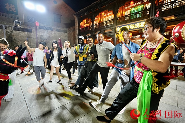 選手們和演員們一起載歌載舞。人民網 盧鵬宇攝