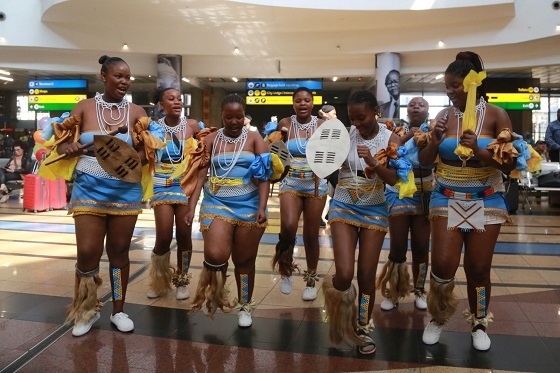 當?shù)孛癖姎g迎中國旅行團。北青旅提供