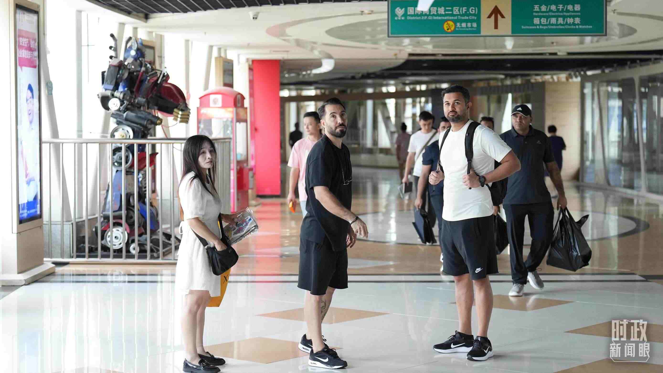 △義烏國際商貿(mào)城內(nèi)，來自世界各地的外商。（總臺(tái)國廣記者李晉拍攝）