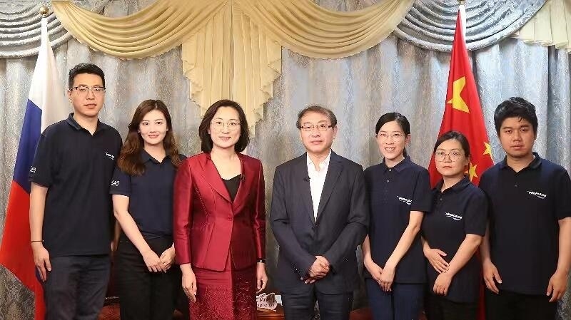 中國駐葉卡捷琳堡總領(lǐng)事崔少純與人民網(wǎng)采訪組合影。