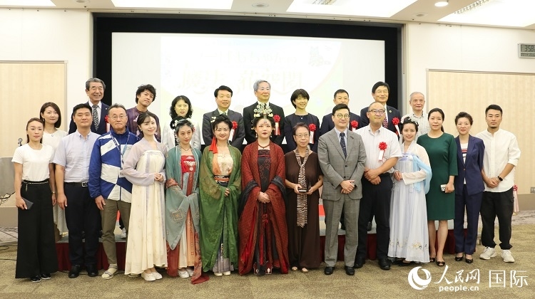 與會(huì)人員合影留念。人民網(wǎng) 許可攝