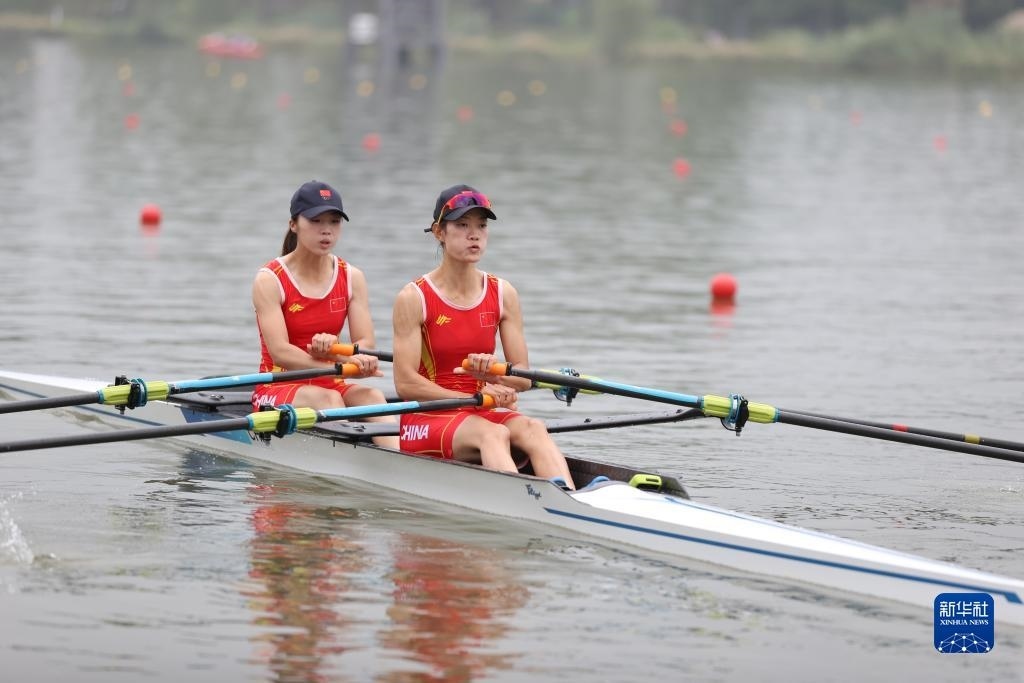 9月24日，鄒佳琪（左）/邱秀萍在決賽中。新華社記者 賈浩成 攝