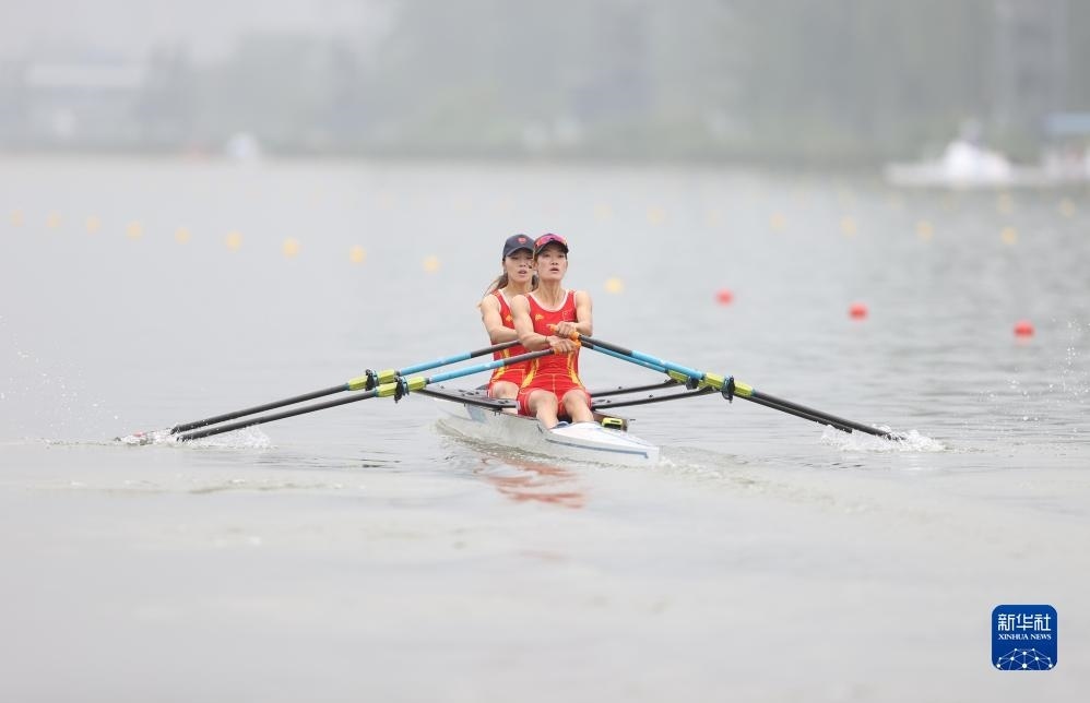 9月24日，鄒佳琪（左）/邱秀萍在決賽中。新華社記者 賈浩成 攝