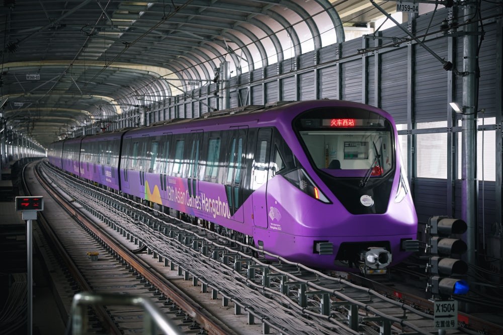 從杭州火車西站出發(fā)，地鐵19號線貫穿杭州火車東站、杭州蕭山機(jī)場，“亞運(yùn)號”地鐵專列運(yùn)行在這條線路上。