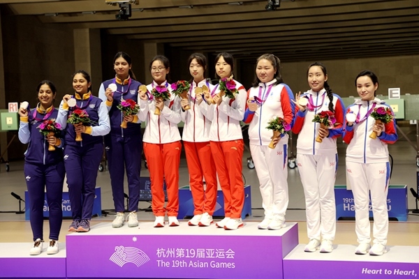 9月24日，杭州亞運(yùn)會(huì)射擊女子10米氣步槍團(tuán)體賽頒獎(jiǎng)儀式。人民網(wǎng)記者 胡雪蓉?cái)z