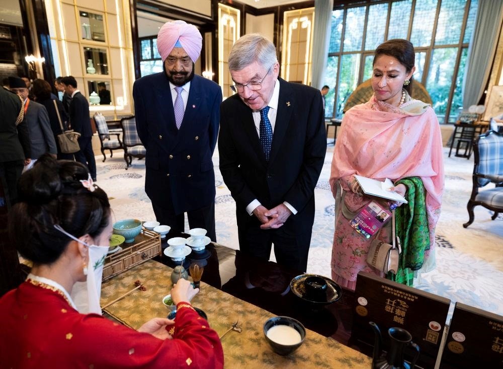 △歡迎宴會(huì)前，亞奧理事會(huì)代理主席辛格和夫人維尼塔、國(guó)際奧委會(huì)主席巴赫欣賞非遺展示。