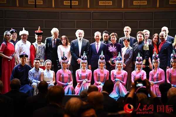 中國(guó)駐瑞典大使崔愛(ài)民夫婦與演職人員及部分來(lái)賓合影留念。人民網(wǎng)記者 殷淼攝