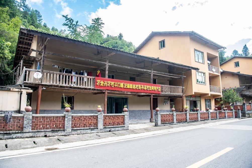 這是8月28日拍攝的危房改造后的村民張劍峰家。新華社記者 唐奕 攝