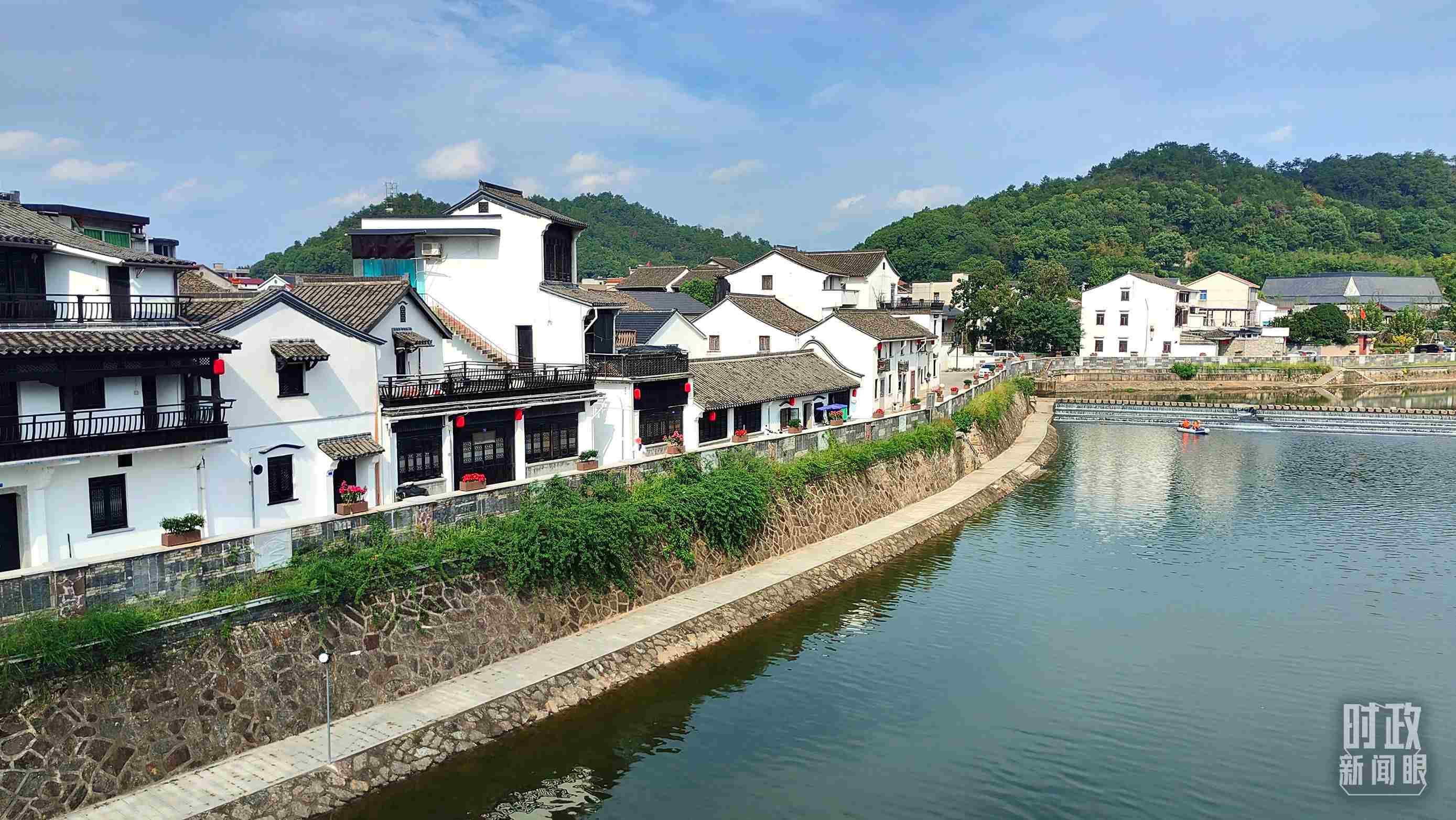 △“楓橋經(jīng)驗(yàn)”發(fā)源地諸暨市楓橋鎮(zhèn)。（總臺(tái)央視記者楊立峰拍攝）