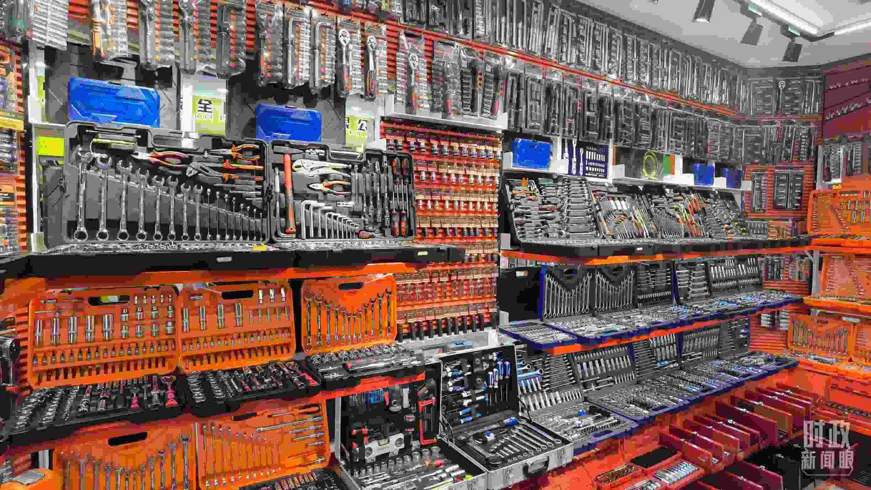 △義烏國(guó)際商貿(mào)城內(nèi)的一家五金店，貨品豐富。（總臺(tái)央視記者石丞拍攝）