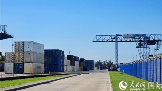  布列斯特北站，堆滿了來自中國的貨物。人民網(wǎng)記者 王震攝