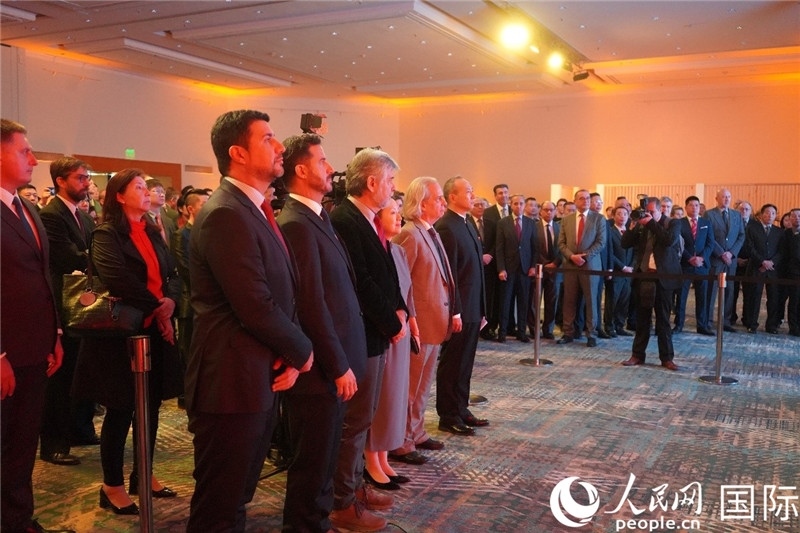 圖為招待會(huì)現(xiàn)場(chǎng)演奏兩國(guó)國(guó)歌。人民網(wǎng)記者 許放攝