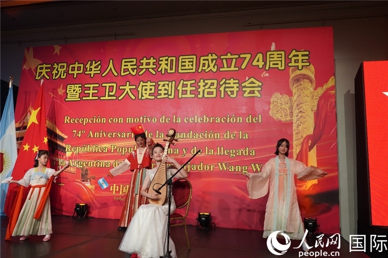 圖為招待會(huì)現(xiàn)場(chǎng)中國(guó)傳統(tǒng)樂器演奏和舞蹈展示。人民網(wǎng)記者 許放攝