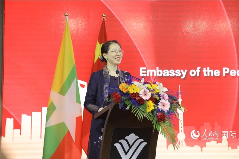 圖為使館臨時代辦曹靜致辭。人民網記者 謝佳君攝