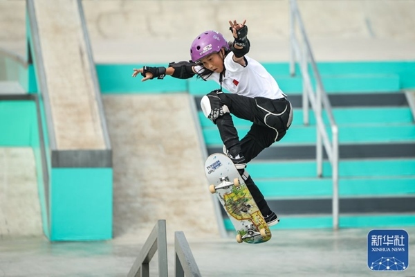 9月27日，中國選手崔宸曦在比賽中。當(dāng)日，在錢塘輪滑中心舉行的杭州亞運會女子街式?jīng)Q賽中，中國選手崔宸曦以242.62分的成績奪得冠軍，曾文蕙獲得亞軍，日本選手伊藤美優(yōu)獲得季軍。新華社記者 潘昱龍攝