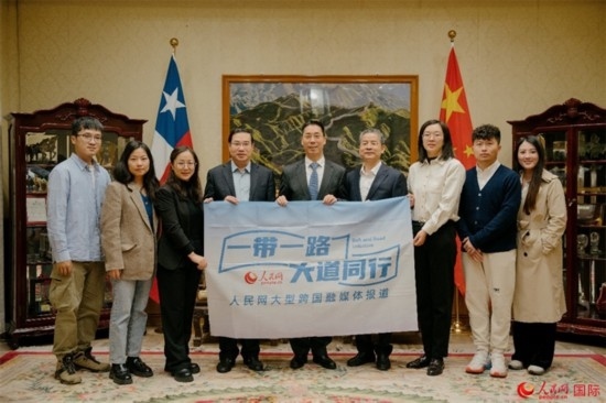 牛清報(bào)大使（中）與人民網(wǎng)、人民日報(bào)社記者合影。 人民網(wǎng)記者 張若涵攝