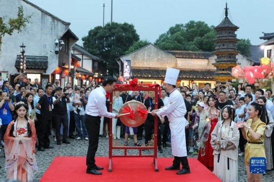 9月27日拍攝的2023年南翔國(guó)潮大會(huì)暨第十七屆上海南翔小籠文化展開(kāi)幕儀式現(xiàn)場(chǎng)。