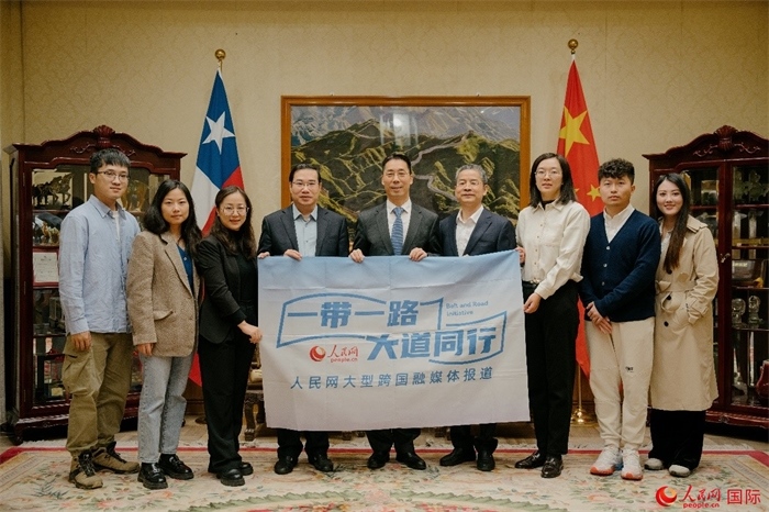 牛清報(bào)大使（中）與人民網(wǎng)、人民日?qǐng)?bào)社記者合影。 人民網(wǎng)記者 張若涵攝