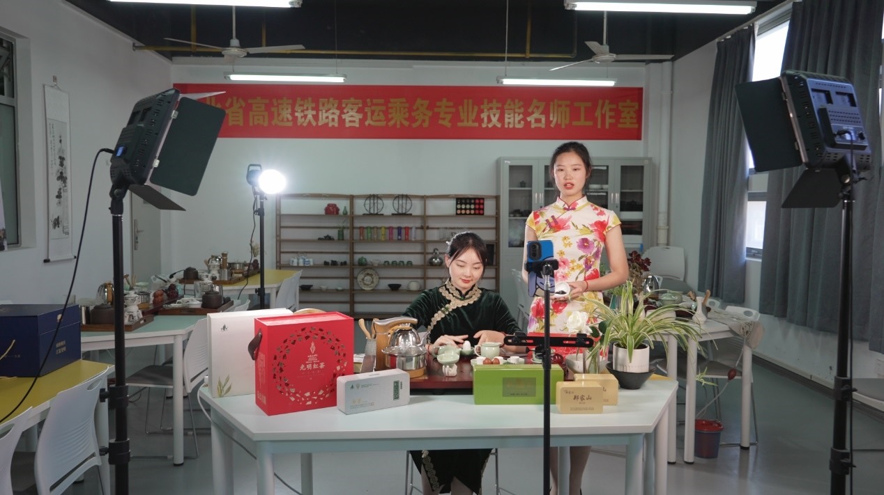 學(xué)生們正在直播。受訪單位供圖