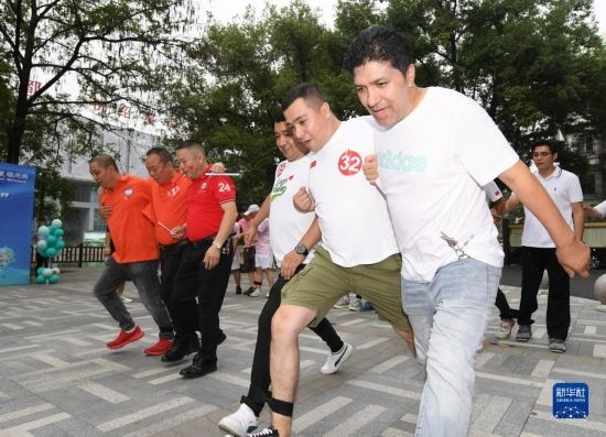 9月28日，在柯橋柯亭社區(qū)，各民族居民參加趣味運(yùn)動(dòng)會(huì)。