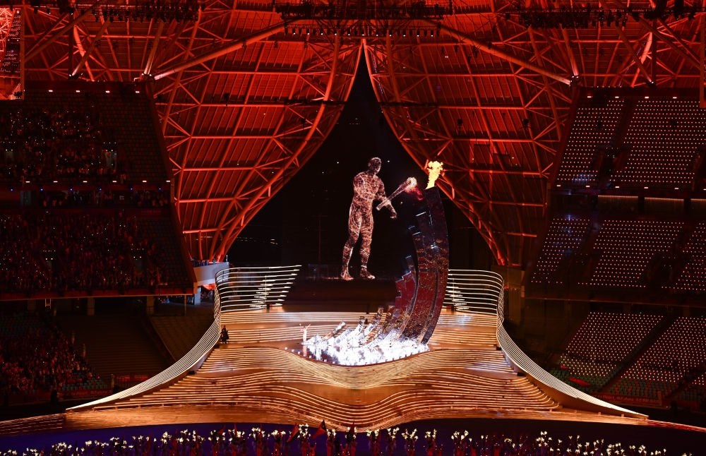 9月23日，最后一棒火炬手汪順和“數(shù)字火炬手”在第19屆亞洲運(yùn)動(dòng)會(huì)開幕式上點(diǎn)燃主火炬。新華社記者 胡虎虎 攝