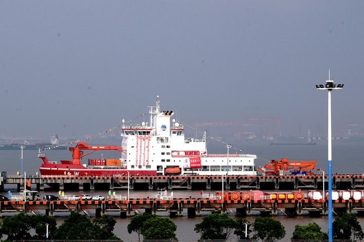 9月27日，“雪龍2”號(hào)極地科考破冰船停泊在中國極地考察國內(nèi)基地碼頭。當(dāng)日，由自然資源部組織的中國第13次北冰洋科學(xué)考察隊(duì)乘“雪龍2”號(hào)極地科考破冰船返回上海，標(biāo)志著中國第13次北冰洋科學(xué)考察任務(wù)圓滿完成。新華社記者 張建松 攝