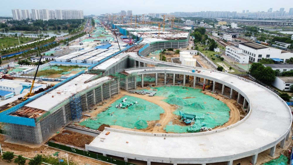 9月9日拍攝的?？谛潞８酆湍细邸岸€口岸”（貨運(yùn)）集中查驗(yàn)場所建設(shè)項(xiàng)目（無人機(jī)照片）。該項(xiàng)目是海南自貿(mào)港封關(guān)運(yùn)作重點(diǎn)項(xiàng)目。新華社記者 楊冠宇 攝