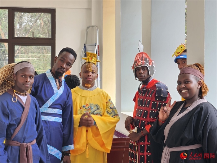 28日，肯尼亞內(nèi)羅畢大學(xué)孔子學(xué)院舉行“詩(shī)劇頌中秋，中肯共月明”中秋慶典，情景劇《嫦娥奔月》部分演員合影。人民網(wǎng)記者 黃煒鑫攝