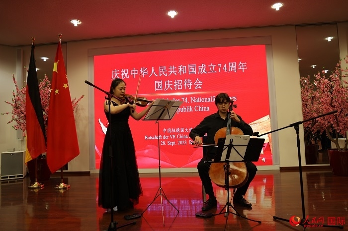 青年音樂家為來賓們現(xiàn)場演奏《我和我的祖國》。人民網(wǎng)記者 劉仲華攝