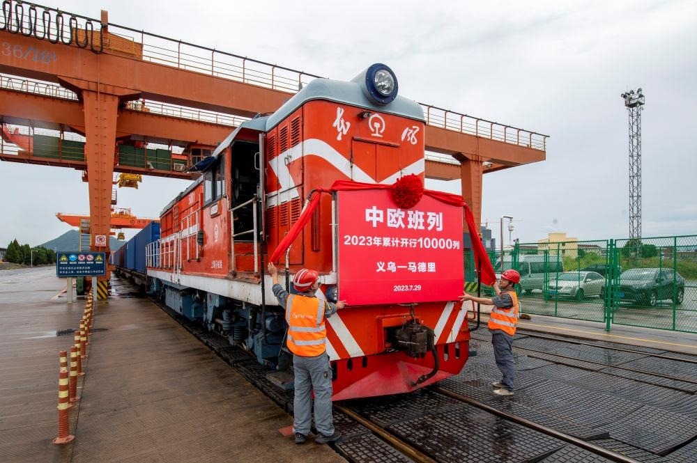 △2023年7月29日，滿載110個標箱出口貨物的X8020次中歐班列從浙江義烏西站準備啟程。