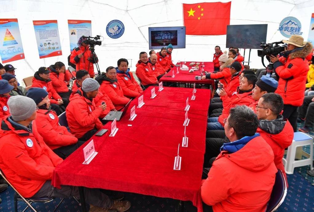 海拔4950米的卓奧友峰科考大本營(yíng)，科考隊(duì)員趙華標(biāo)（手拿麥克風(fēng)看電腦者）在宣讀剛剛接收到的頂峰氣象觀測(cè)數(shù)據(jù)，這標(biāo)志著峰頂自動(dòng)氣象站架設(shè)成功，成功傳回觀測(cè)數(shù)據(jù)（10月1日攝）。新華社記者晉美多吉 攝