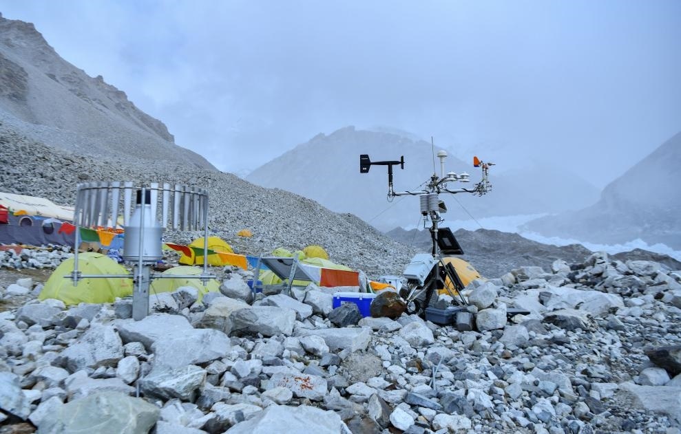 位于海拔5700米卓奧友峰前進(jìn)營(yíng)地的自動(dòng)氣象站（9月29日攝）。新華社記者晉美多吉 攝
