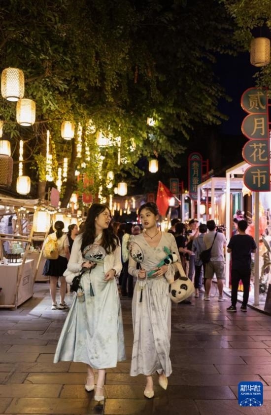 在成都寬窄巷子，兩位來自安徽的游客在新“十二月市”街區(qū)游覽（9月29日攝）。