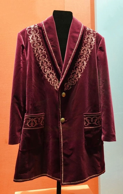 2013年9月，時任哈薩克斯坦總統(tǒng)納扎爾巴耶夫贈送習(xí)近平主席的哈薩克斯坦民族服裝。