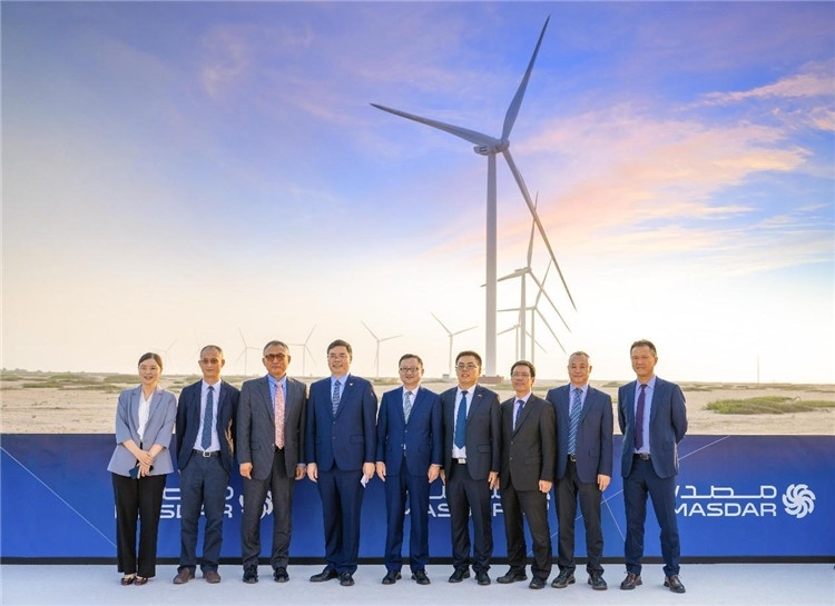 中方建設(shè)者在風(fēng)電場合影。中國電建供圖