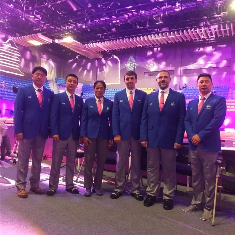 詹多斯·基亞諾夫與各國裁判員合影（左二）。 受訪者供圖