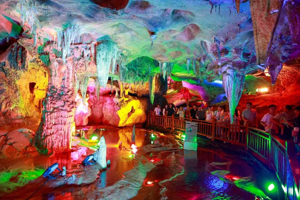 國慶假期期間，江西萬年神農(nóng)宮景區(qū)游人如織。受訪者供圖