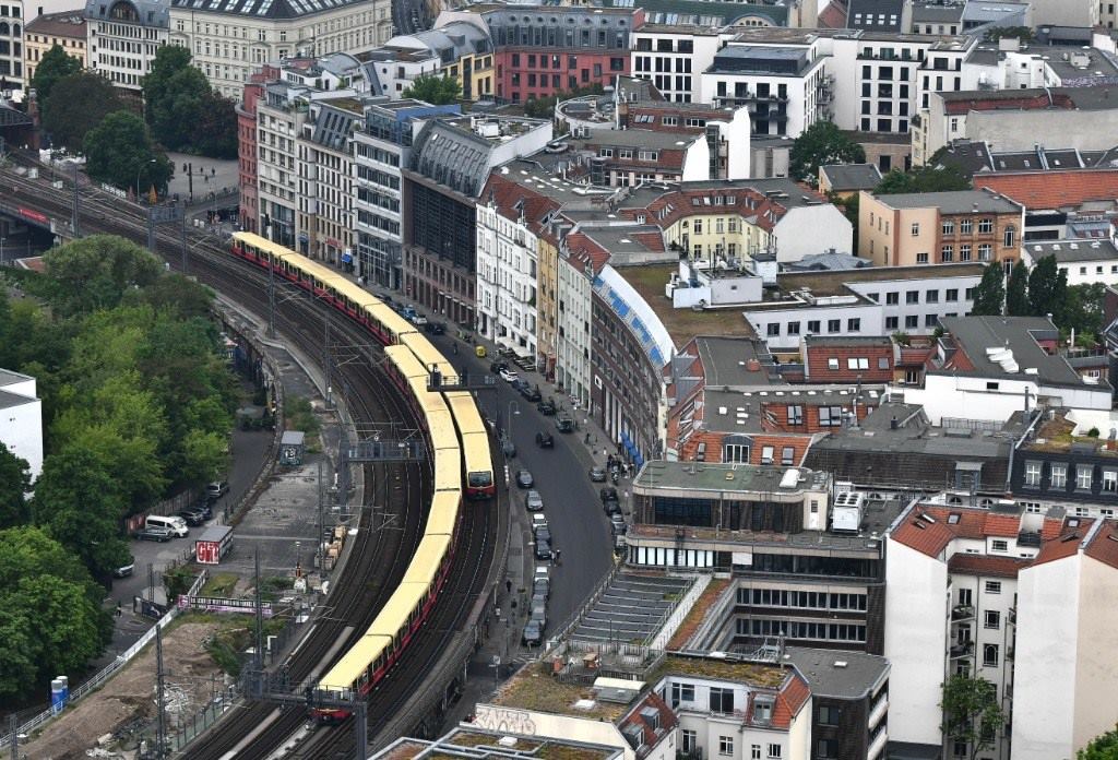 5月23日，列車(chē)在德國(guó)柏林市區(qū)行駛。新華社記者任鵬飛攝